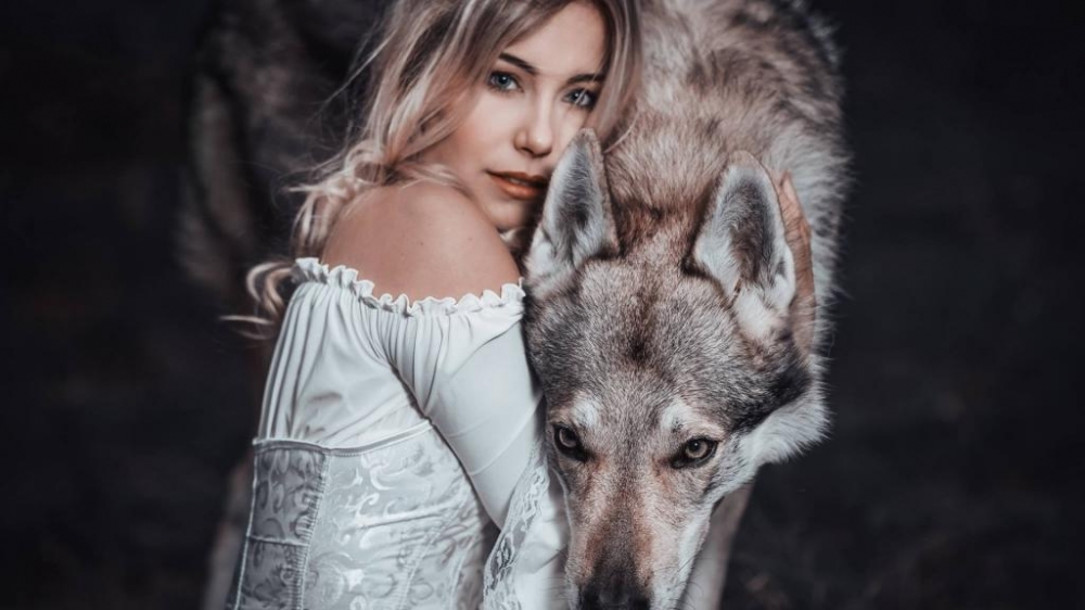 俄罗斯美女模特与狼共舞外国美女模特辣图